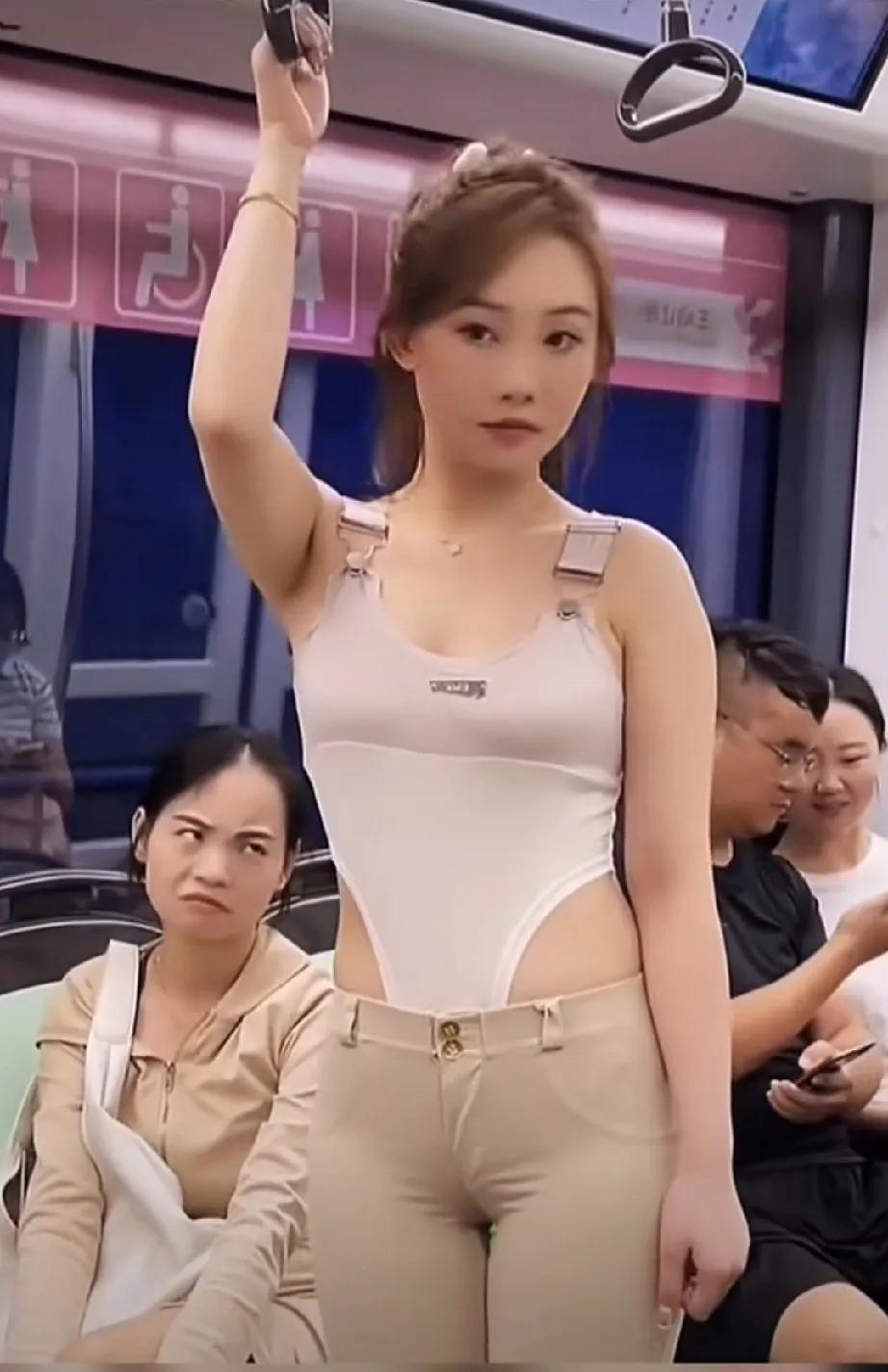 地铁美女太美
真让人羡慕嫉妒恨！
其实，现在是个包容的时代，
只要不违规不违法，