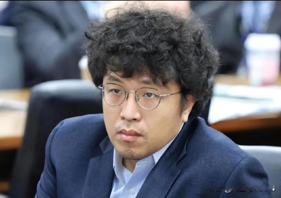 台独分子沈伯阳被大陆警方立案，这回他只能龟缩在台湾了…[捂脸]
中国是国际刑警组