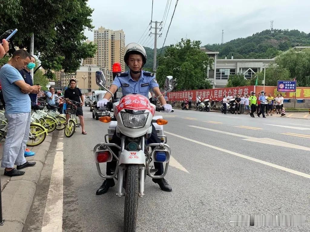走错考点遇援手，泰安交警为高考学子保驾护航
 
高考首日的街头，一则暖心瞬间在泰