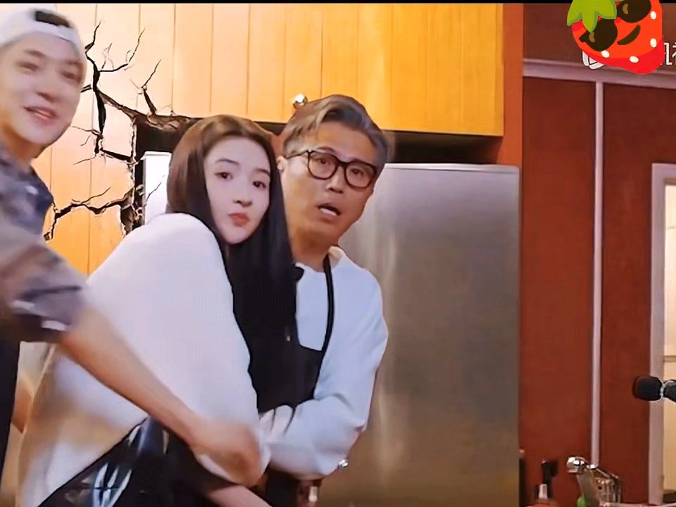 林一王玉雯体型差林一手臂圈住王玉雯是谁把目光都放在了后面的林一手臂圈住王玉雯 