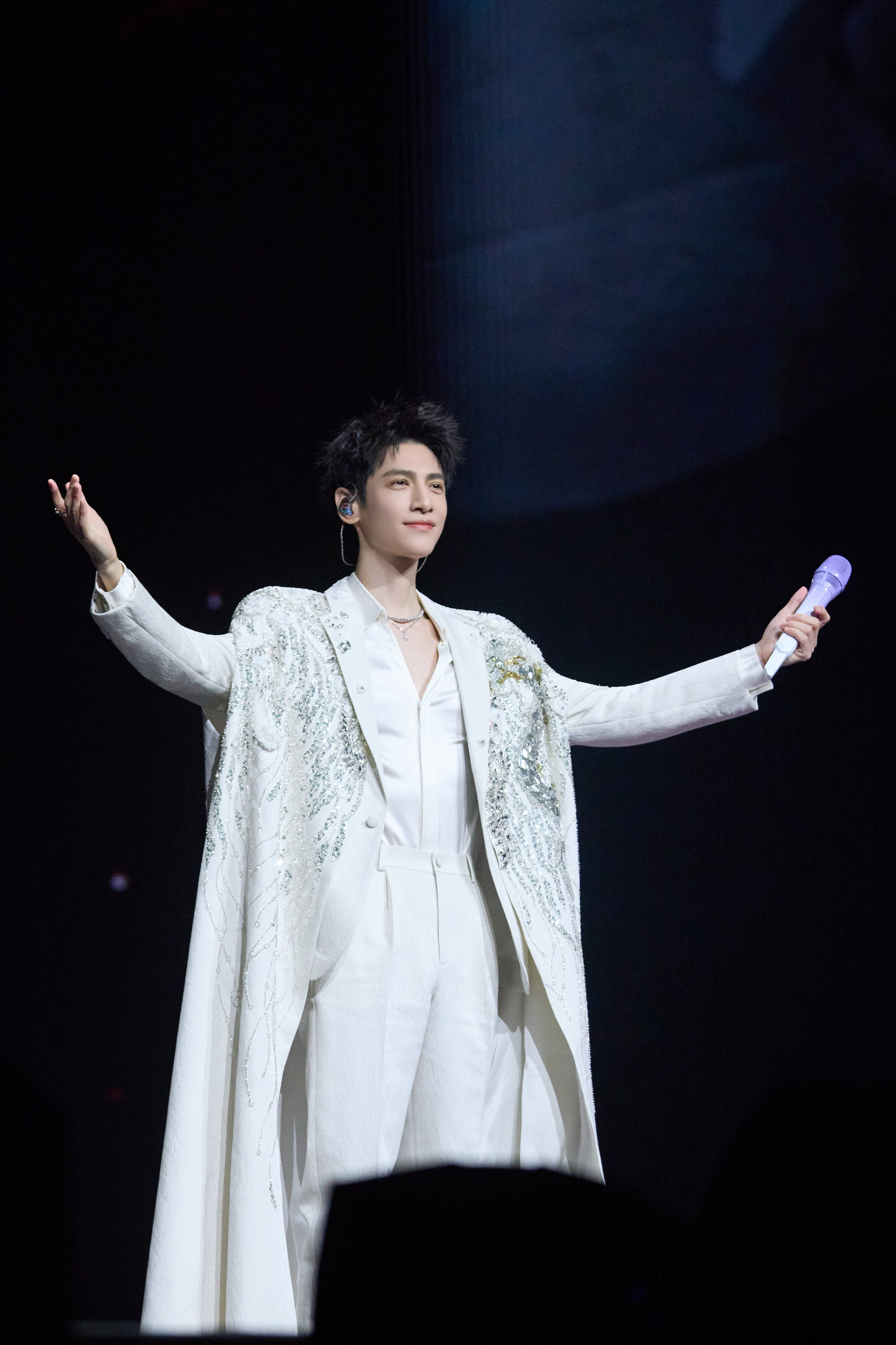 罗云熙1227出道十五周年快乐时光齿轮，轻扣十五载回响。沙漏翻转，沉淀星光与故事