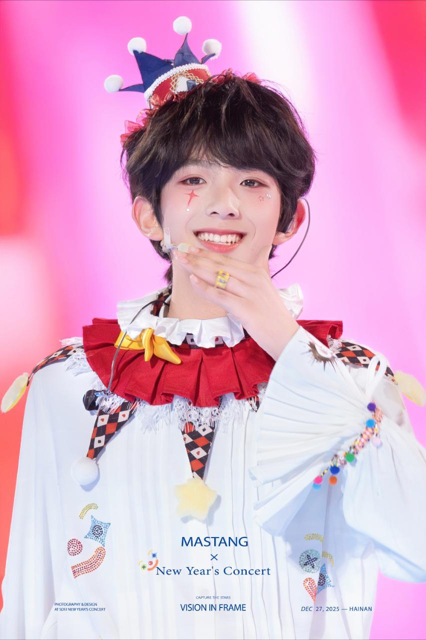 陈浚铭这个大舌头小丑造型也太萌了吧！搞怪又可爱，妥妥游乐园出逃快乐小宝，甜度直接