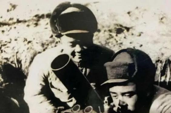 1952 年，上甘岭炮火连天，少年炮手唐章洪持续射击两小时，炮筒烧至赤红却无水降