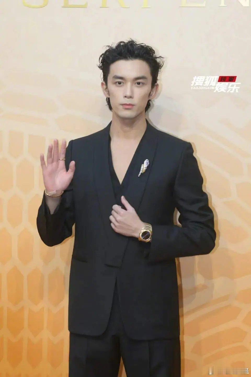 吴磊以前发际线也不是这样的吧，应该和任嘉伦中和一下[doge] ​​​