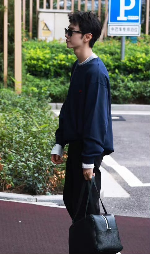 陈哲远出发巴黎一步三回头 陈哲远受邀参加Celine 2026夏季时装秀，身穿C