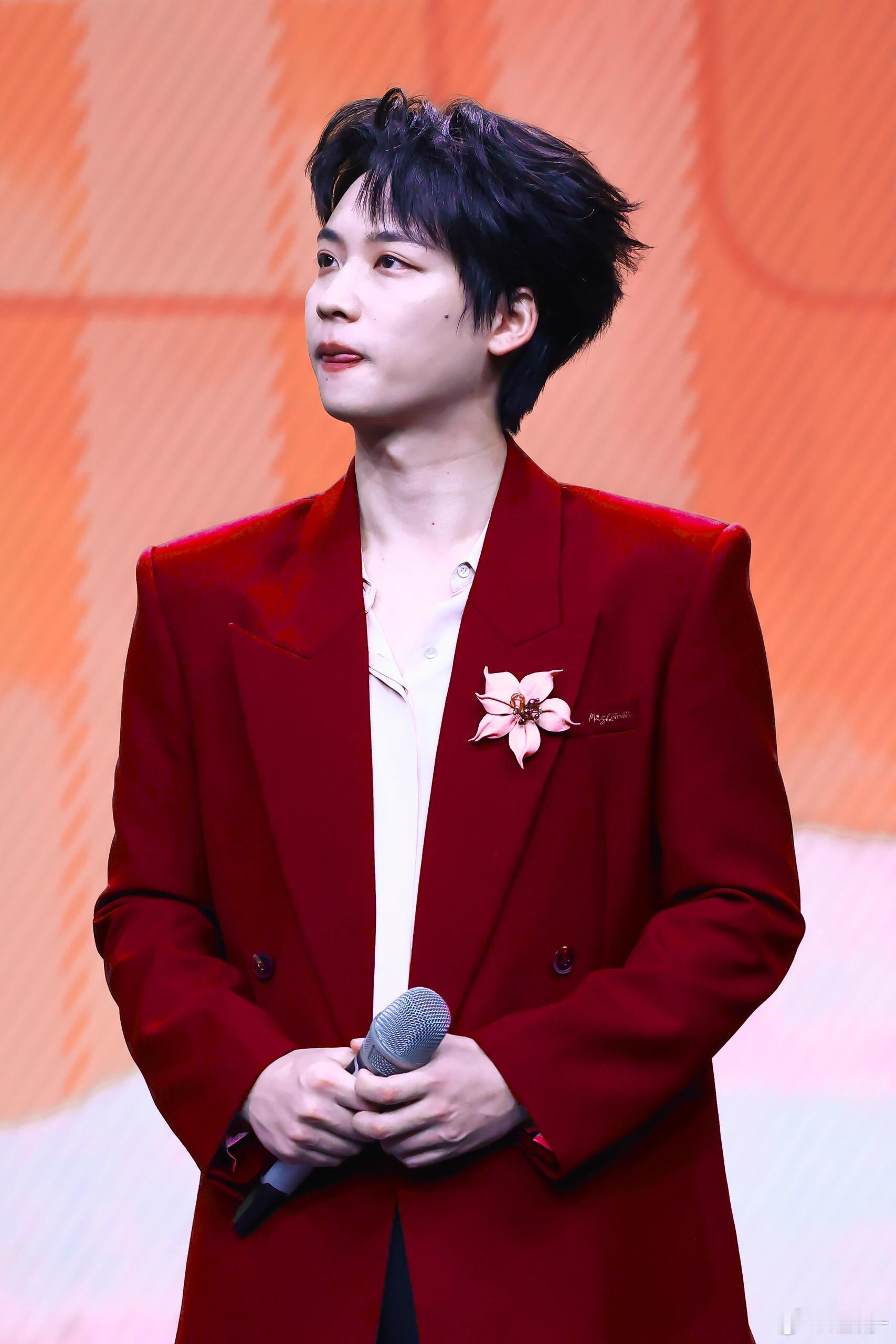 吴泽林主持状态青春湘潭演唱会 之前觉得他是脸好看，今天承认确实有实力。整场下来话
