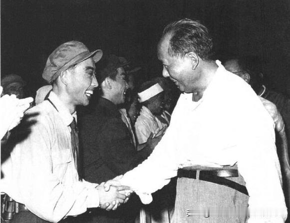 1964年8月10日，毛泽东与《奇袭白虎团》主要演员宋玉庆(左1)、方荣翔(左2