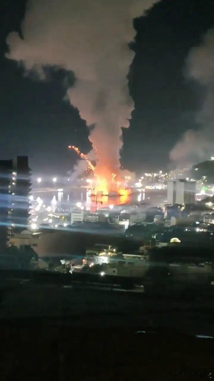 委内瑞拉国家紧急状态突发！开战！美军突然轰炸委内瑞拉，大批美军特种兵乘坐直升机，