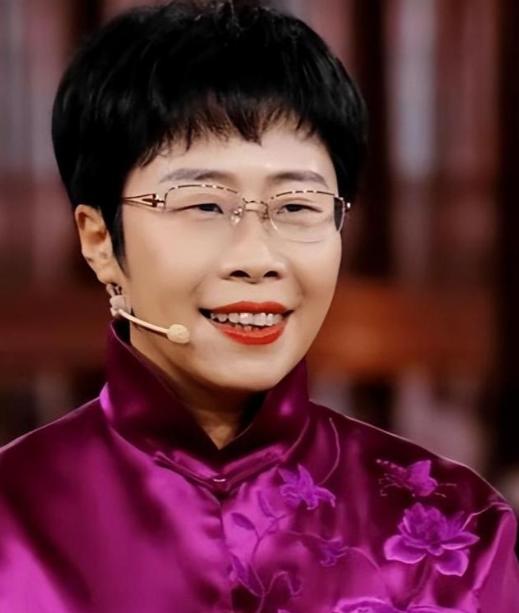 50岁北大才女蒙曼，终究没逃过老父亲临终的含泪催婚！老人拼尽最后力气哀求：干得再