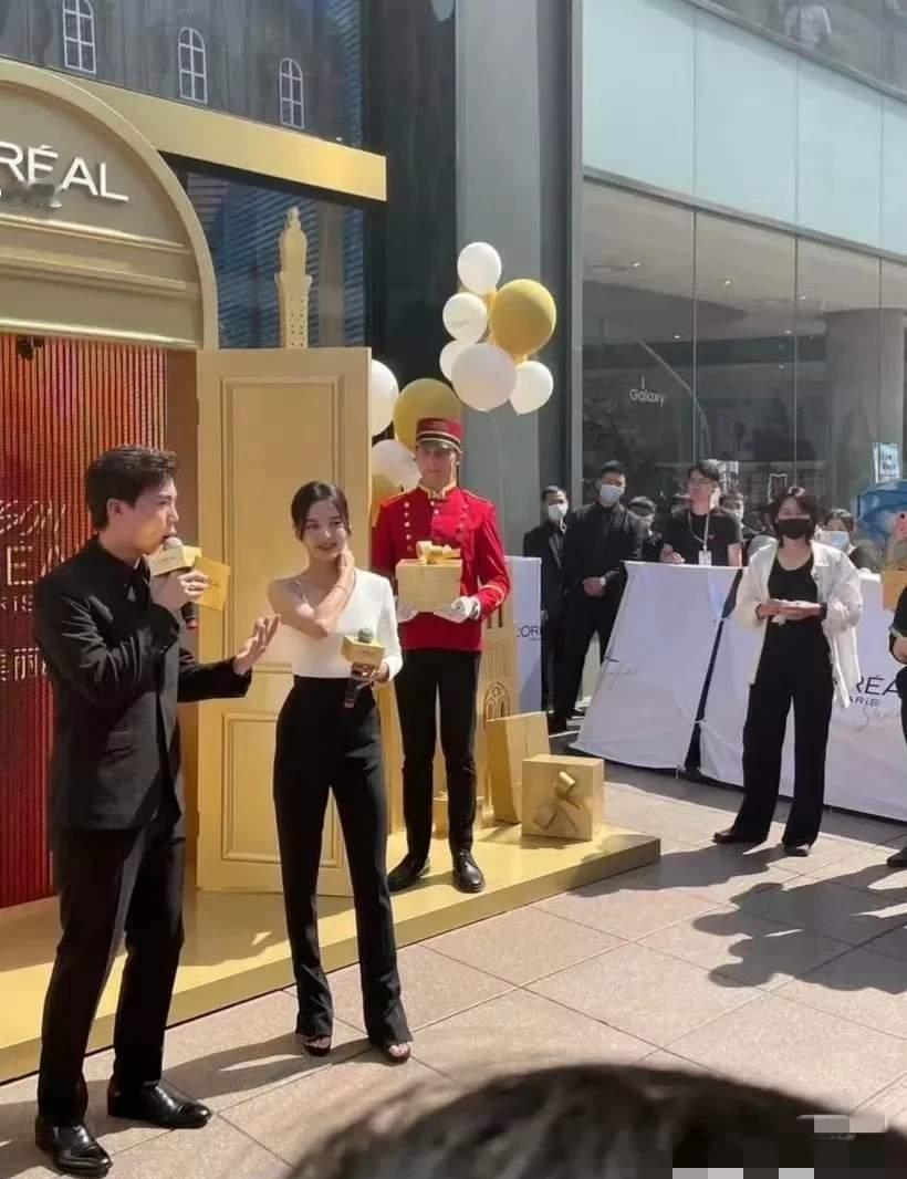 辛芷蕾有这么高这么瘦吗？单看时觉得她挺大只的……，和其他艺人合照时，好像也是她比