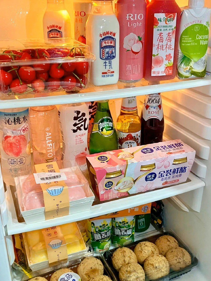 夏天最大的幸福,就是把冰箱里塞满自己喜欢喝的饮料还有吃的。 ​​​