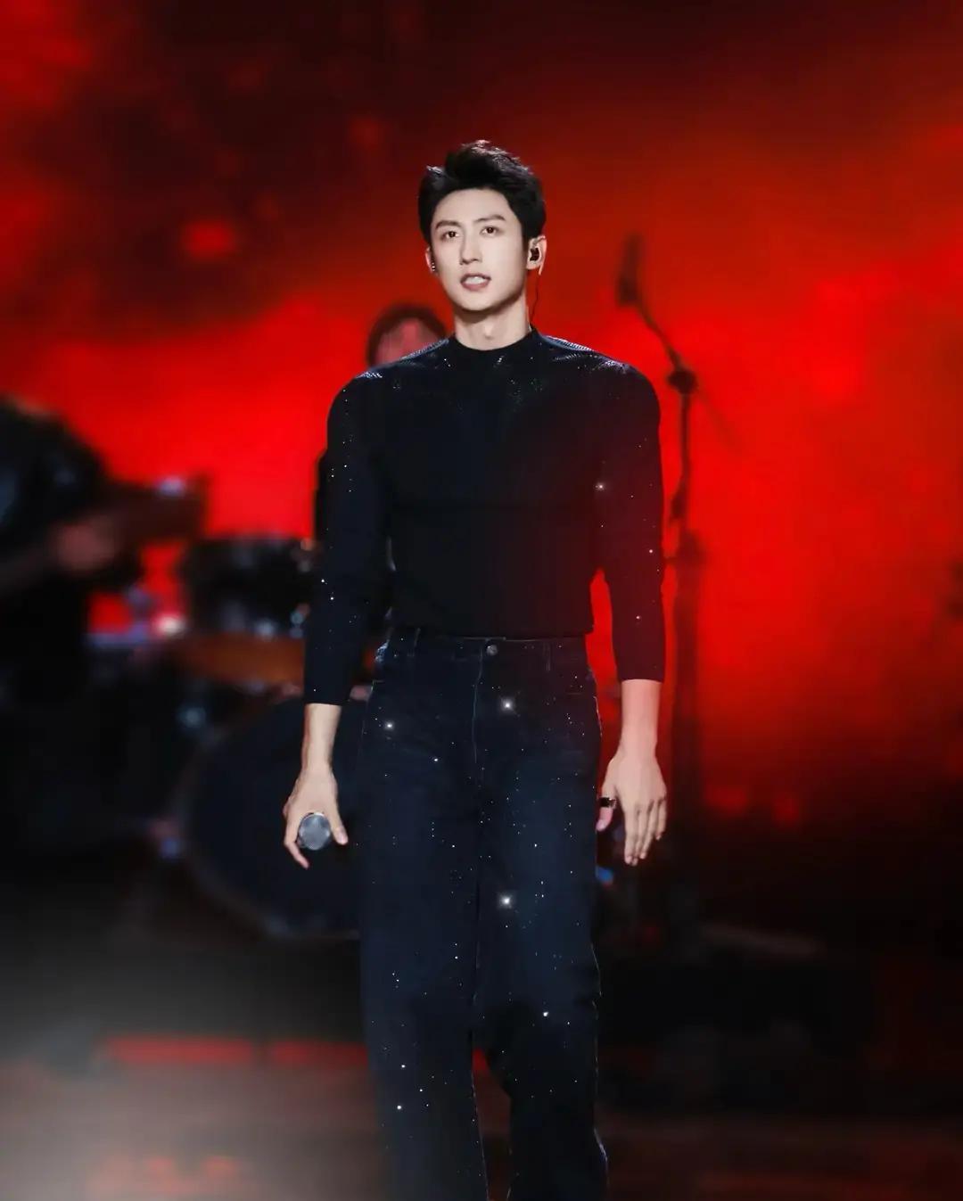 耳石症突袭舞台
 
他刚戴好耳返，天旋地转。左侧头皮像被冰水浇透，脚下一软，差点