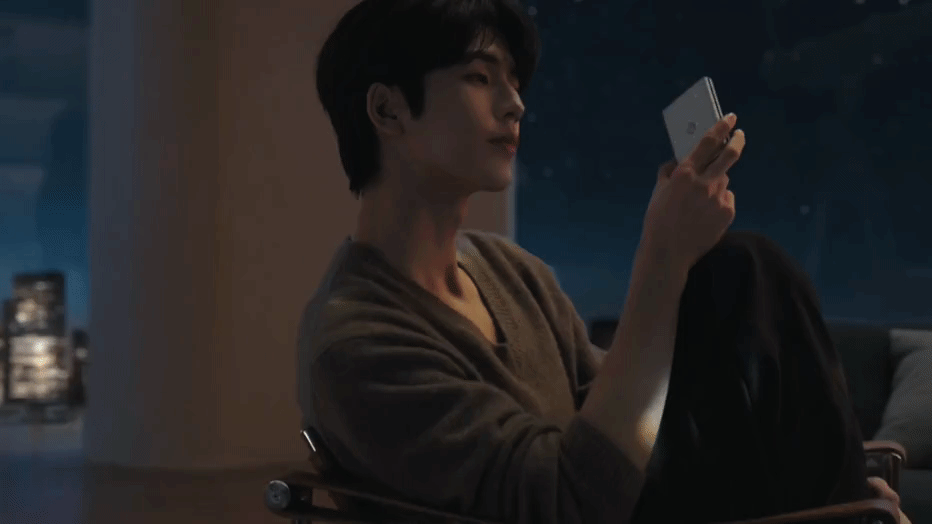 想看张凌赫演天文系学长张凌赫懂你AI你 这张建模般的权威神颜+居家松弛感也太适配