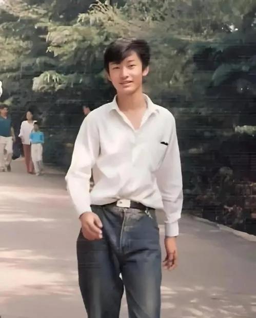 谁能想到，当年这个普通的孩子，后来成了全网都认识的大明星？