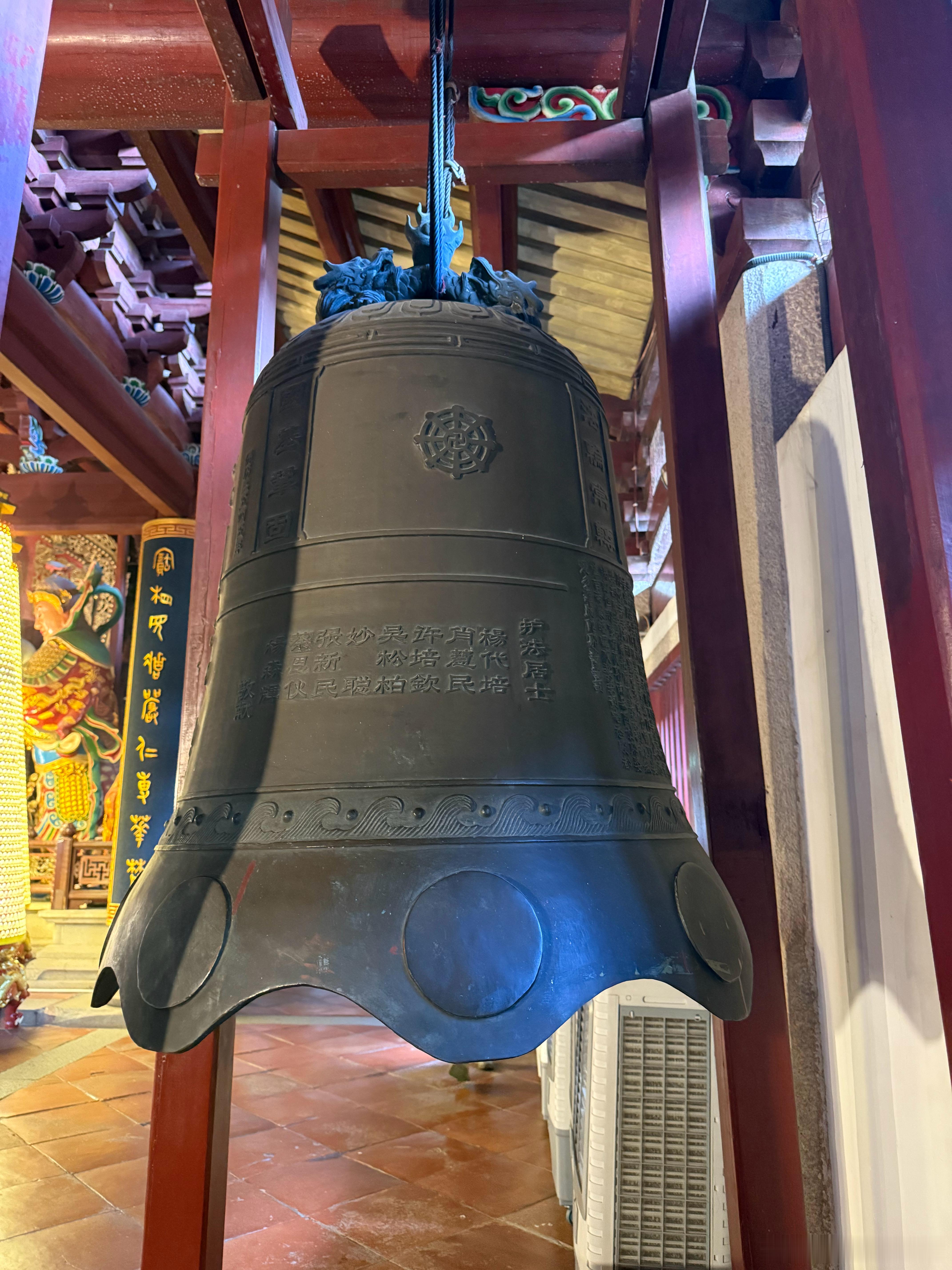 人活到一定年纪，都会经历一场无声的蜕变。从前总以为，大彻大悟是看透一切后的麻木，