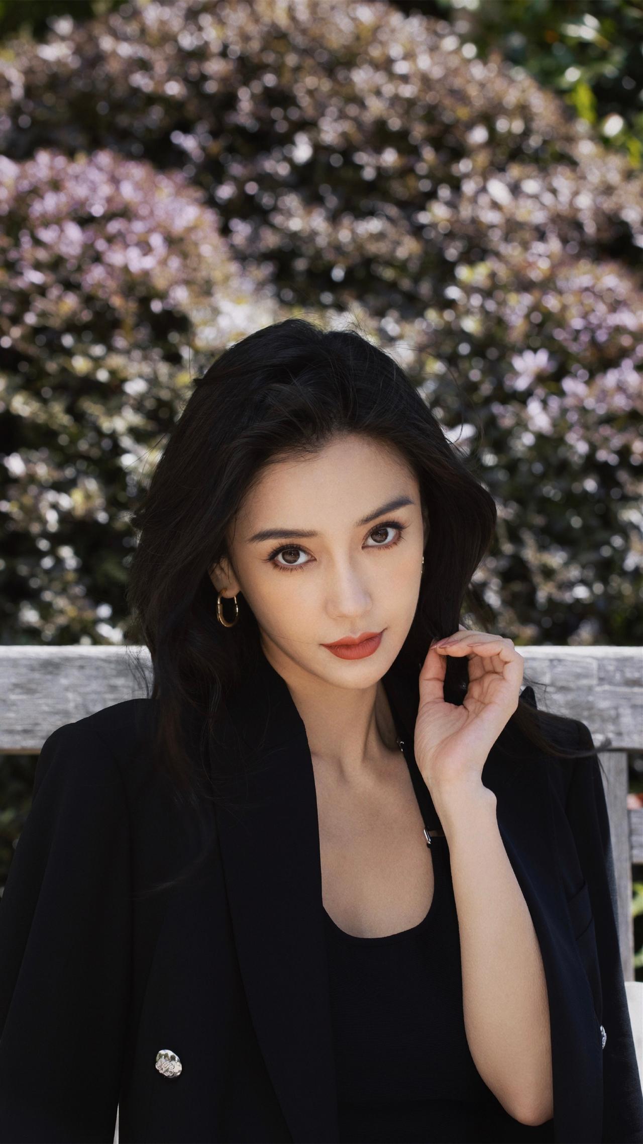 angelababy手机壁纸，黑色经典摩登气息，简约线条勾勒曼妙身姿