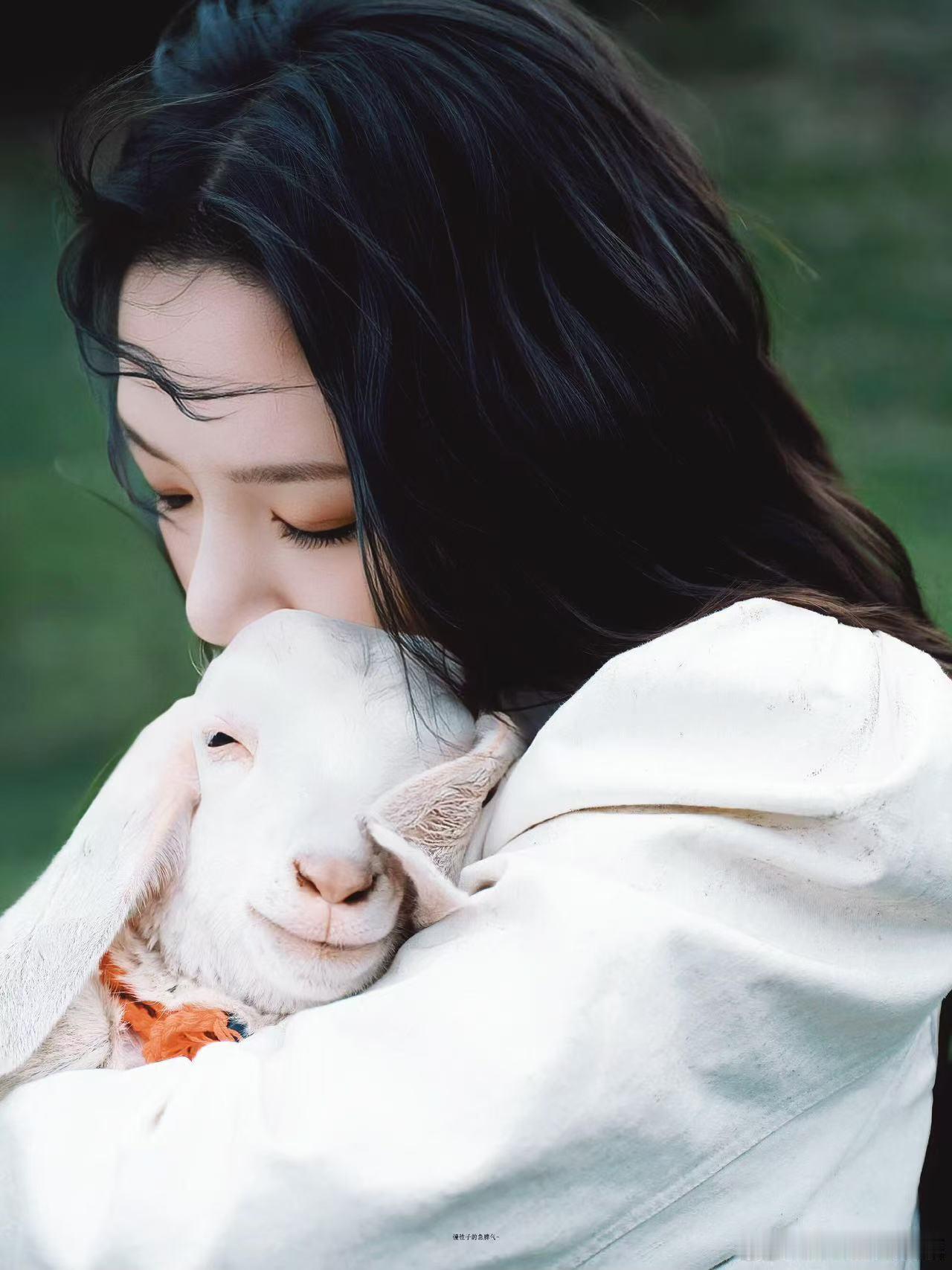 任敏风吹起发丝的这一下我想象中在草原出片就这样 原来最好的出片道具就是自然的风，
