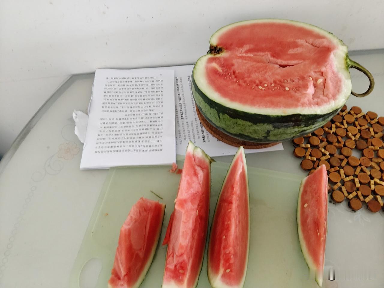 看到这些红红的西瓜，你会怎么想，室外温度34℃，我情不自禁啃了一牙。
今天是一日