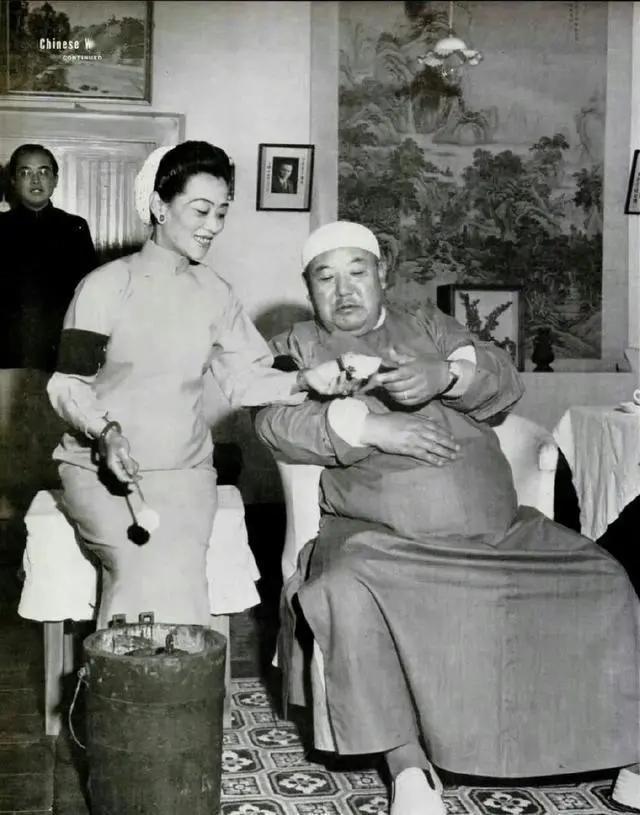 1956年逃到美国的“宁夏王”马鸿逵，300斤的他挺着草包肚，头戴小白帽，躺在花