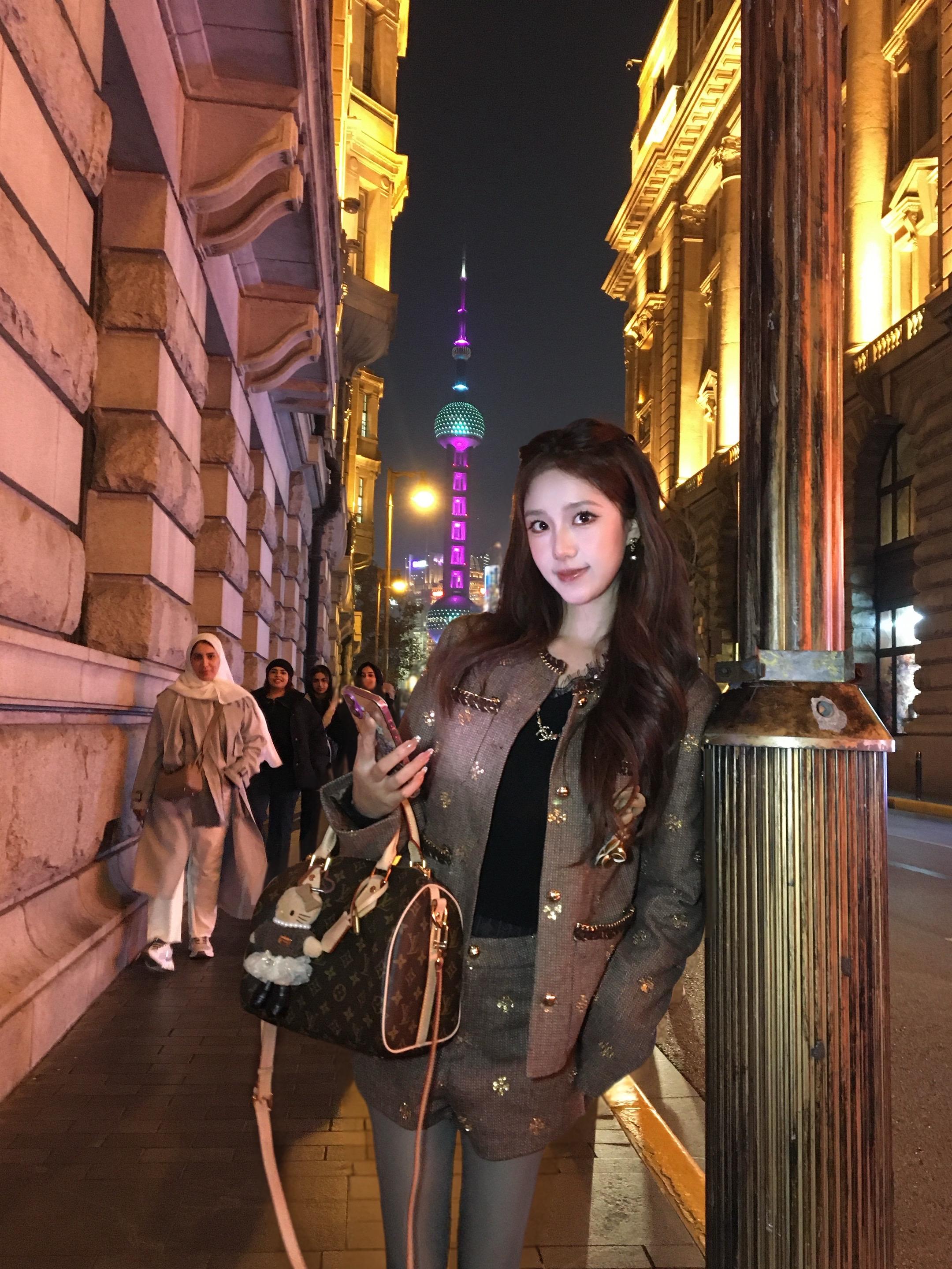 她们总拿你当话题 因为讨论自己没人听。