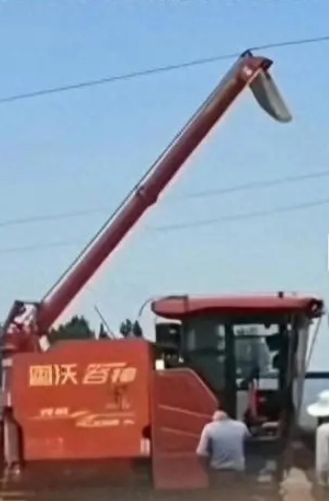 太揪心！湖南永州一货车行驶途中，吊臂竟挂断万伏高压线，司机下车瞬间触电身亡！这惊