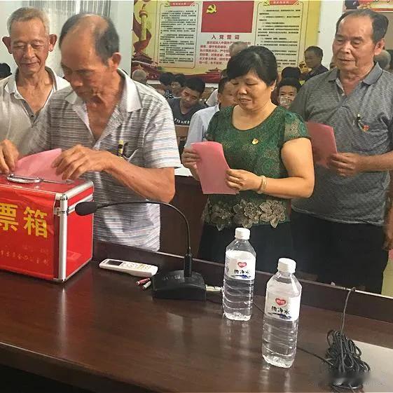 我的邻居是村干部，今年正月我在他家喝酒，在互相敬酒交杯中他悄悄跟我说，现在不用做