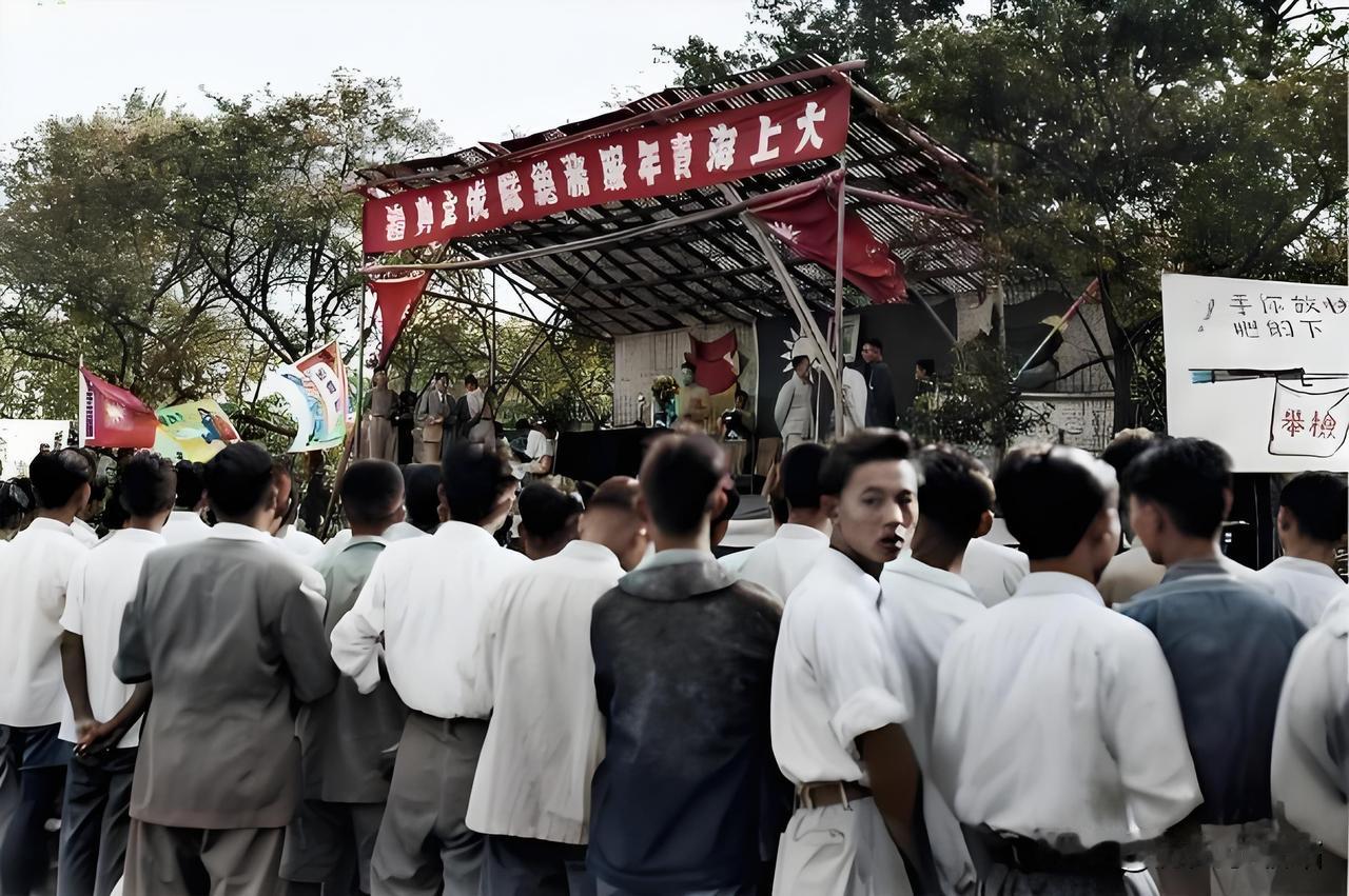 1948年，蒋经国组建了大上海青年服务队，队伍规模达一万多人。在动员大会上，他激