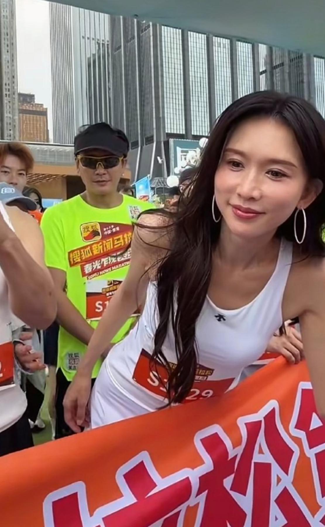 55岁陈松伶跑马拉松被说太老，和林志玲看起来不像是同龄人了。
 
个人觉得55这