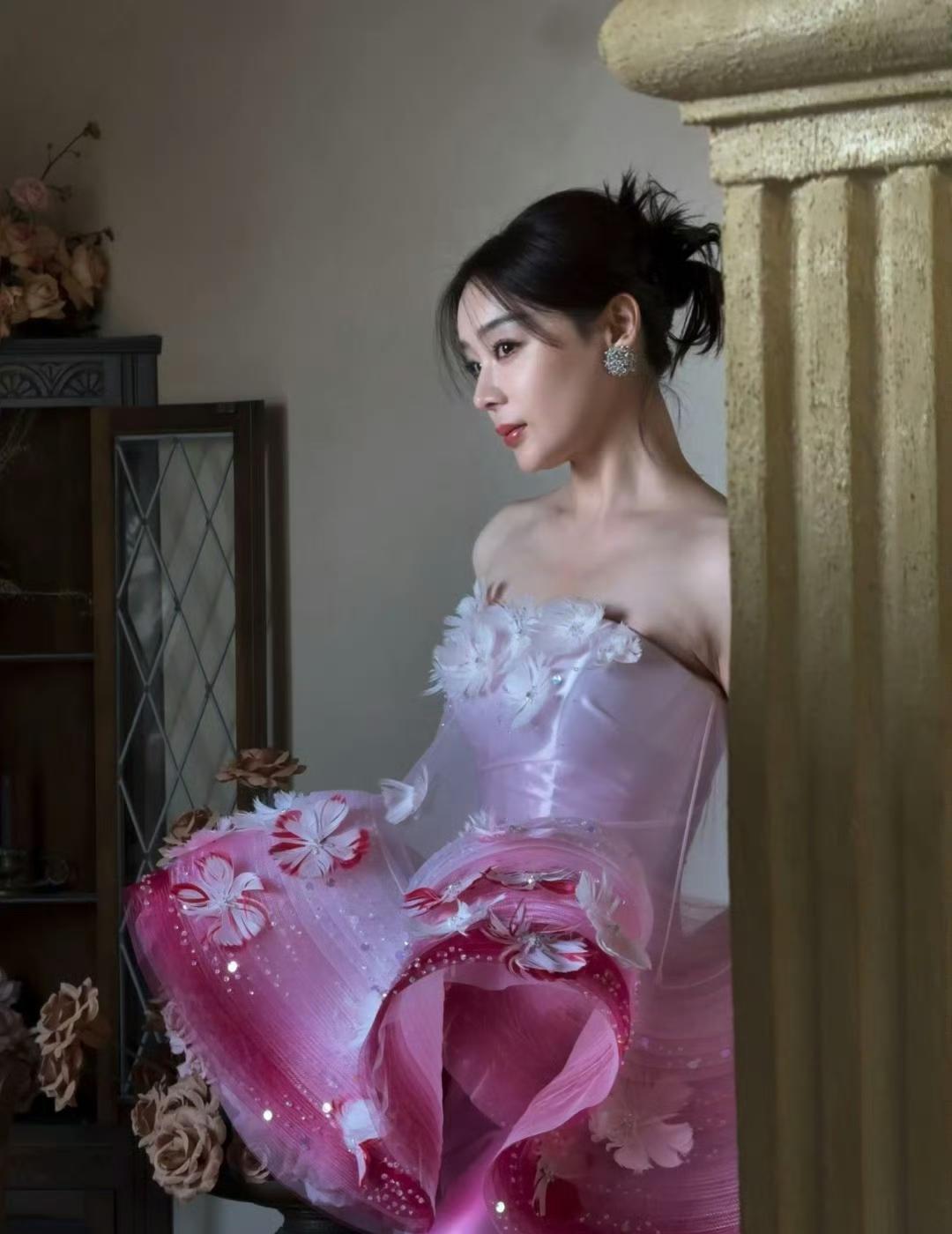 你发现没？
女明星的“少女感”保质期，其实是个伪命题。
袁姗姗这次没硬凹少女人设