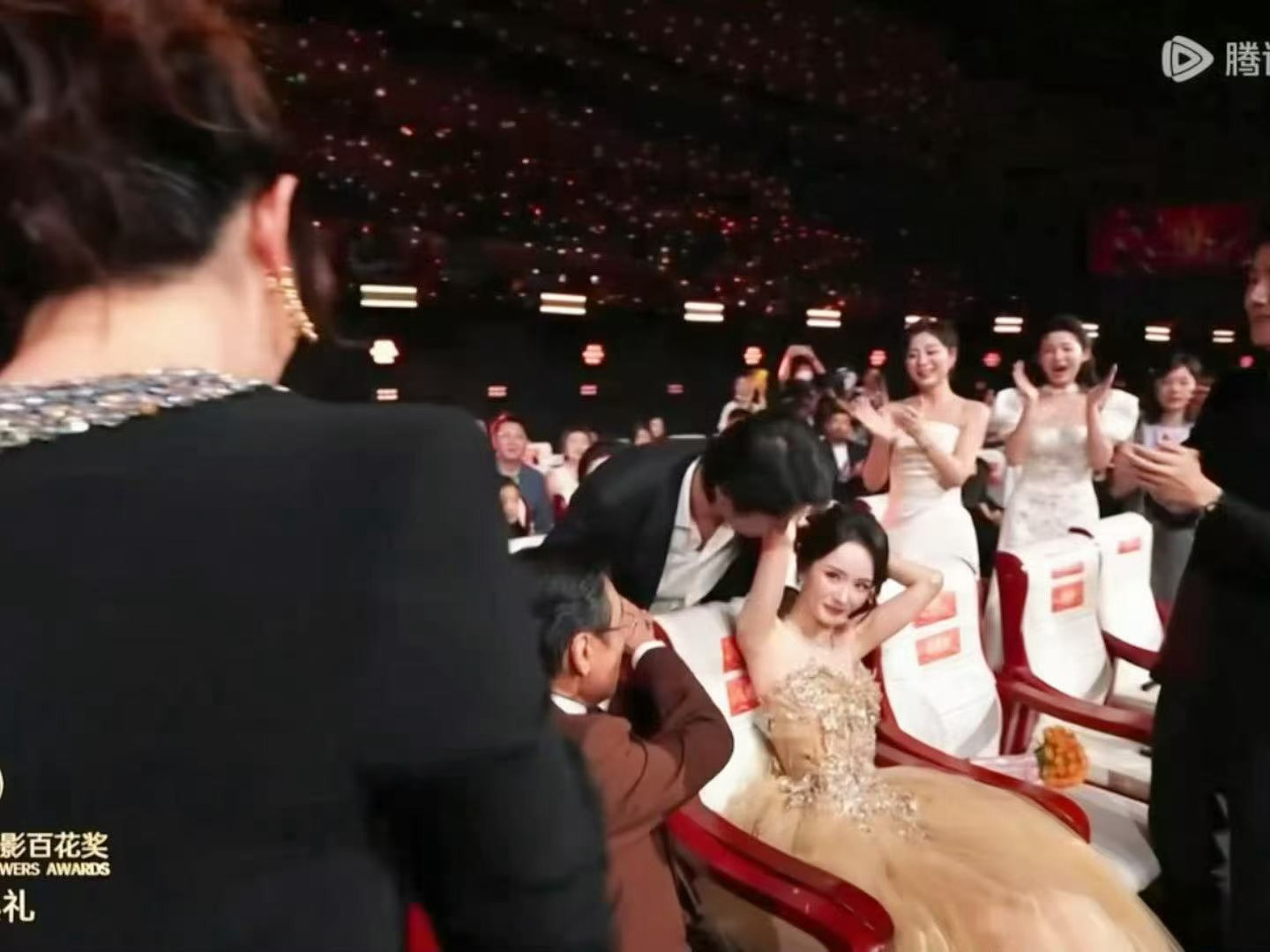 王骁亲杨幂手臂杨幂和熟男cp感想看杨幂和王骁演一部高干文学