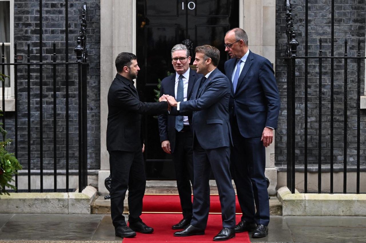 核武级地震！克宫指控英法“暗送核弹”，普京放出狠话：敢动就毁灭！克里姆林宫突然放