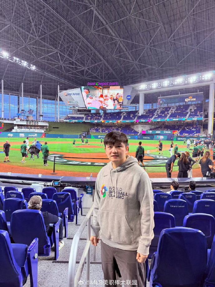 樊振东空降迈阿密 近日，霍启刚在访谈中自曝追求郭晶晶细节：他借合影创造接触机会，