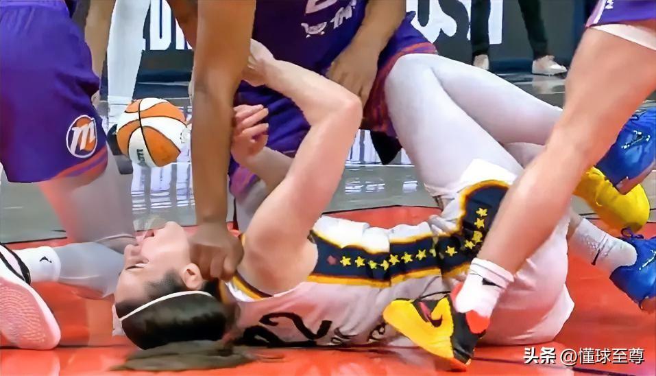 锁喉克拉克，WNBA球员的嫉妒心真的太可怕了！

在昨天进行的一场菲尼克斯水星队