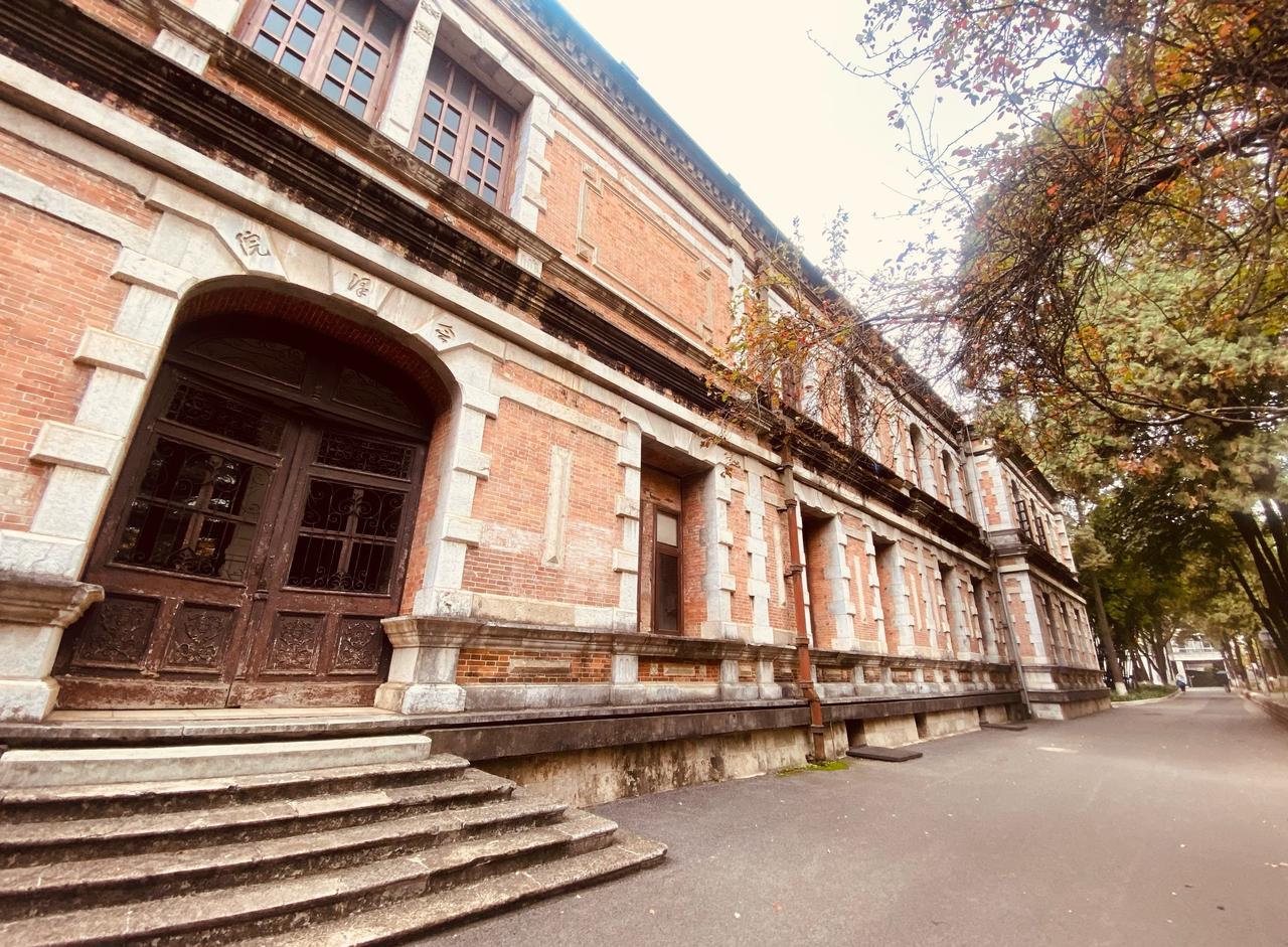 云大东陆校区坐拥翠湖之畔，毗邻昆明地标翠湖公园，环境优美，文化气息浓厚。校园内有