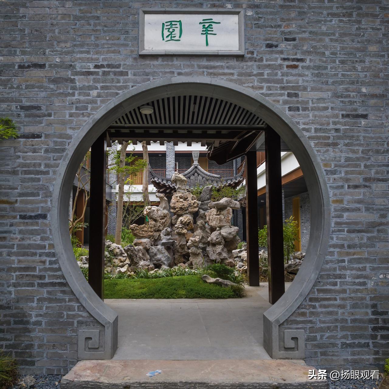 来扬州别死磕个园何园啦，钻进仁丰里弯弯绕绕的老巷子，拐几步就能撞见低调又惊艳的辛