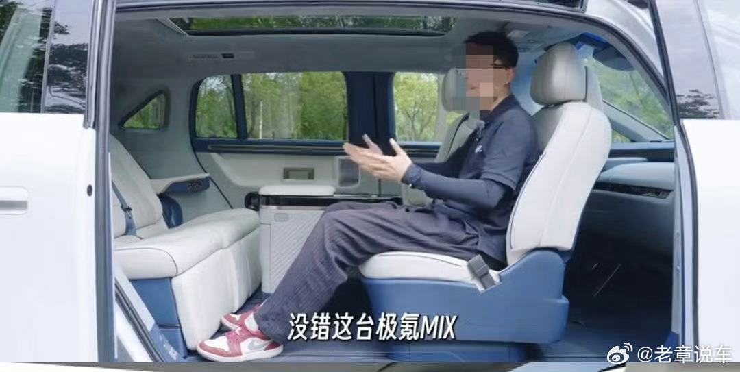 我只能说，体验了那台车后，感觉这个空间太小了，尤其是腿部！ 