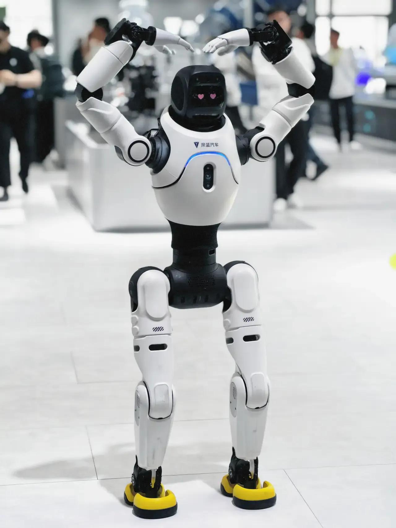 北京车展智能机器人会整活，有大脑没心脏居然还有爱好！

机器人在长安展台上用“第