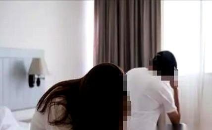 湖南，一已婚男子去茶楼喝茶时，看中了给他泡茶的女服务员，觉得人家有气质又漂亮，2