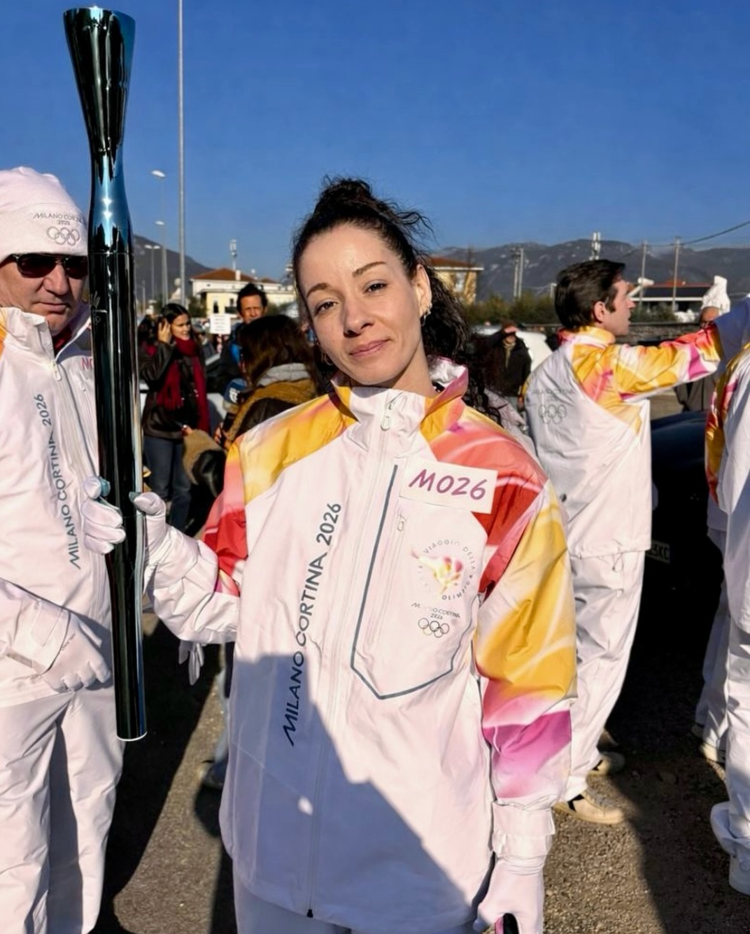 今日，奥运冠军莫妮卡·德吉纳罗将米兰·科尔蒂纳2026奥运火炬带到了巴萨诺.德尔