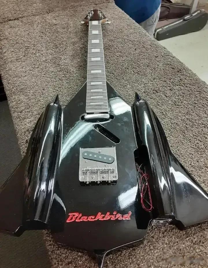 不知道用这把吉他🎸能不能弹出三倍音速来？[得意][得意][得意]
