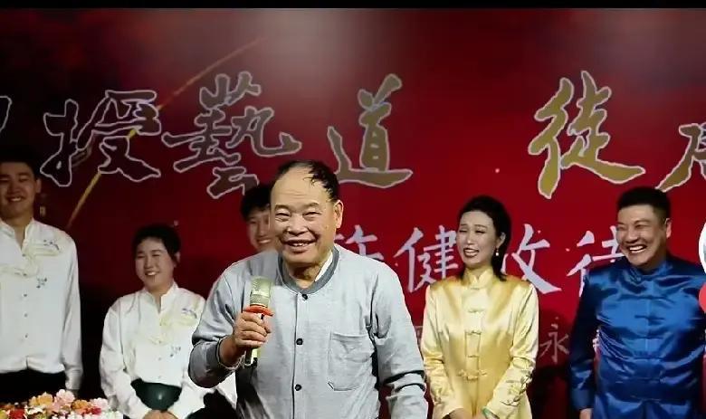 直播间一句“清门”，炸出相声圈一条隐秘的辈分链。
刘俊杰，自己门下都已桃李满天下