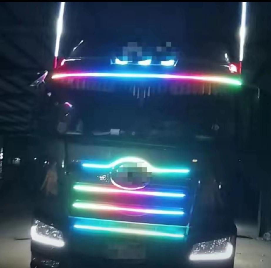 河南郑州，男子驾驶重型自卸货车在省道上行驶时，突然被两名交警拦了下来，要求其打开