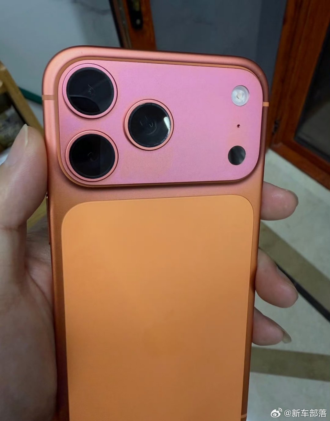 iPhone17只用一个月橙色变粉色花13999元买的iPhone17，正常用一