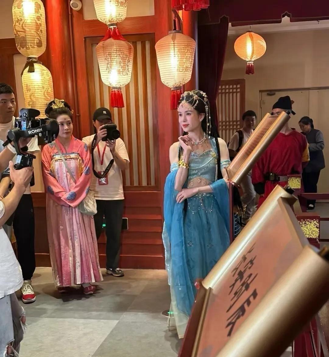 李若彤的状态真好，虽然已经快60岁了，但她居然在路人的视角里，居然能把旁边的年轻