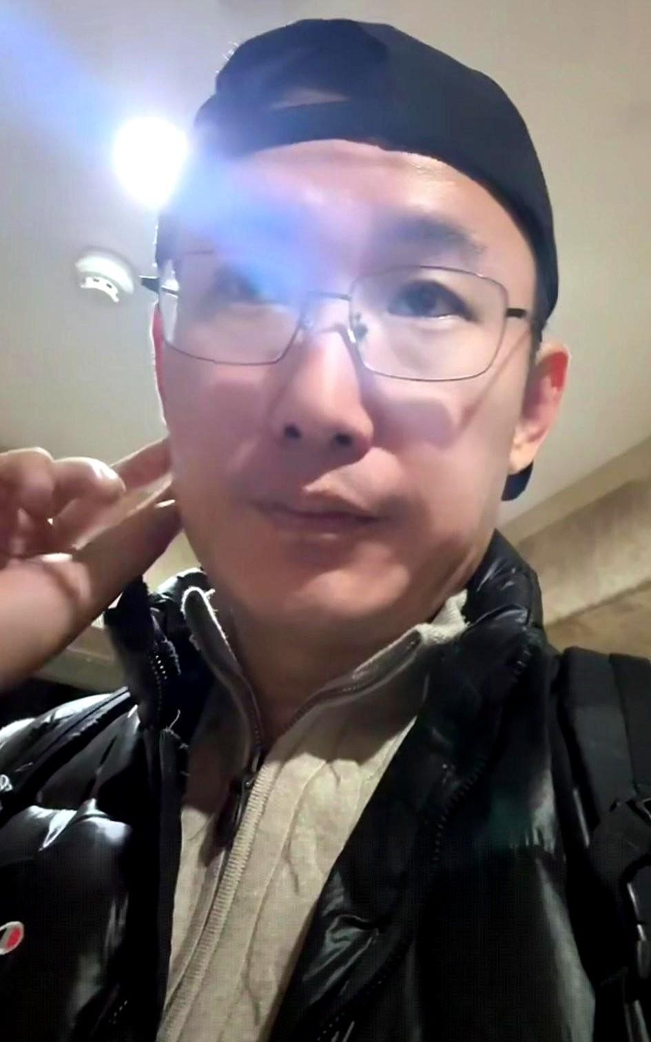 既然跟老东家谈崩了，二狗也就没什么好藏着掖着的了。

前天晚上，他跟重庆老板娘他