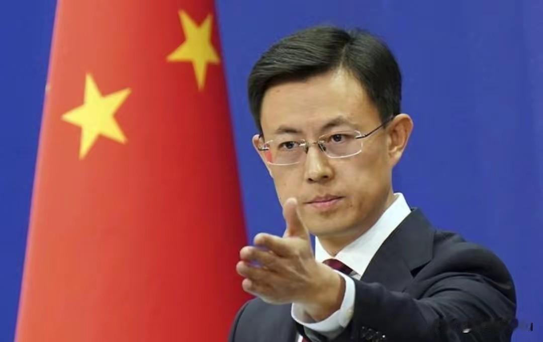 1. 泰柬冲突升级 中方发布在泰公民安全提示：泰柬冲突升级，双方互相指责对方袭击