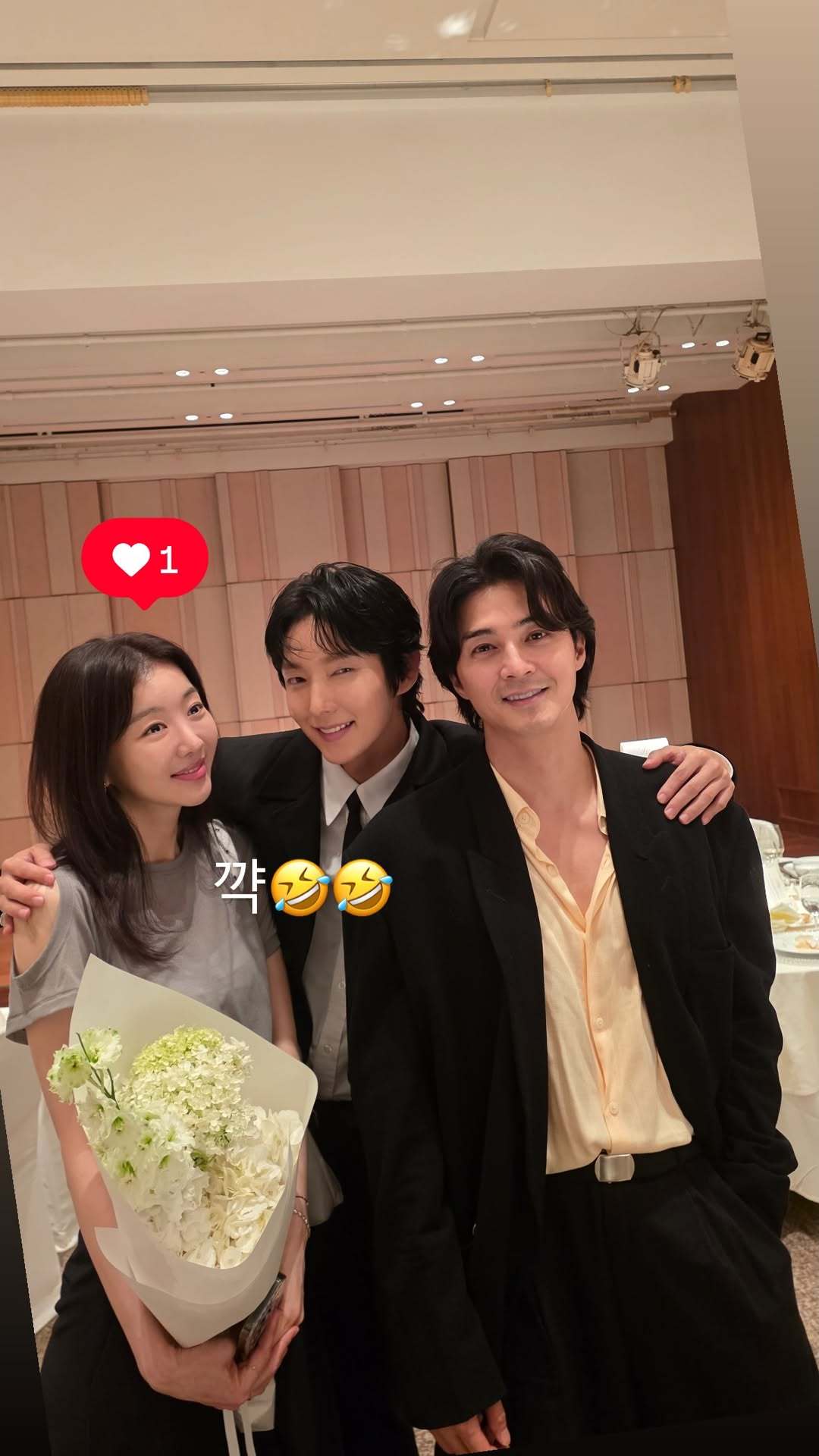恶之花team去参加文彩元今天的非公开婚礼了💒🥺 