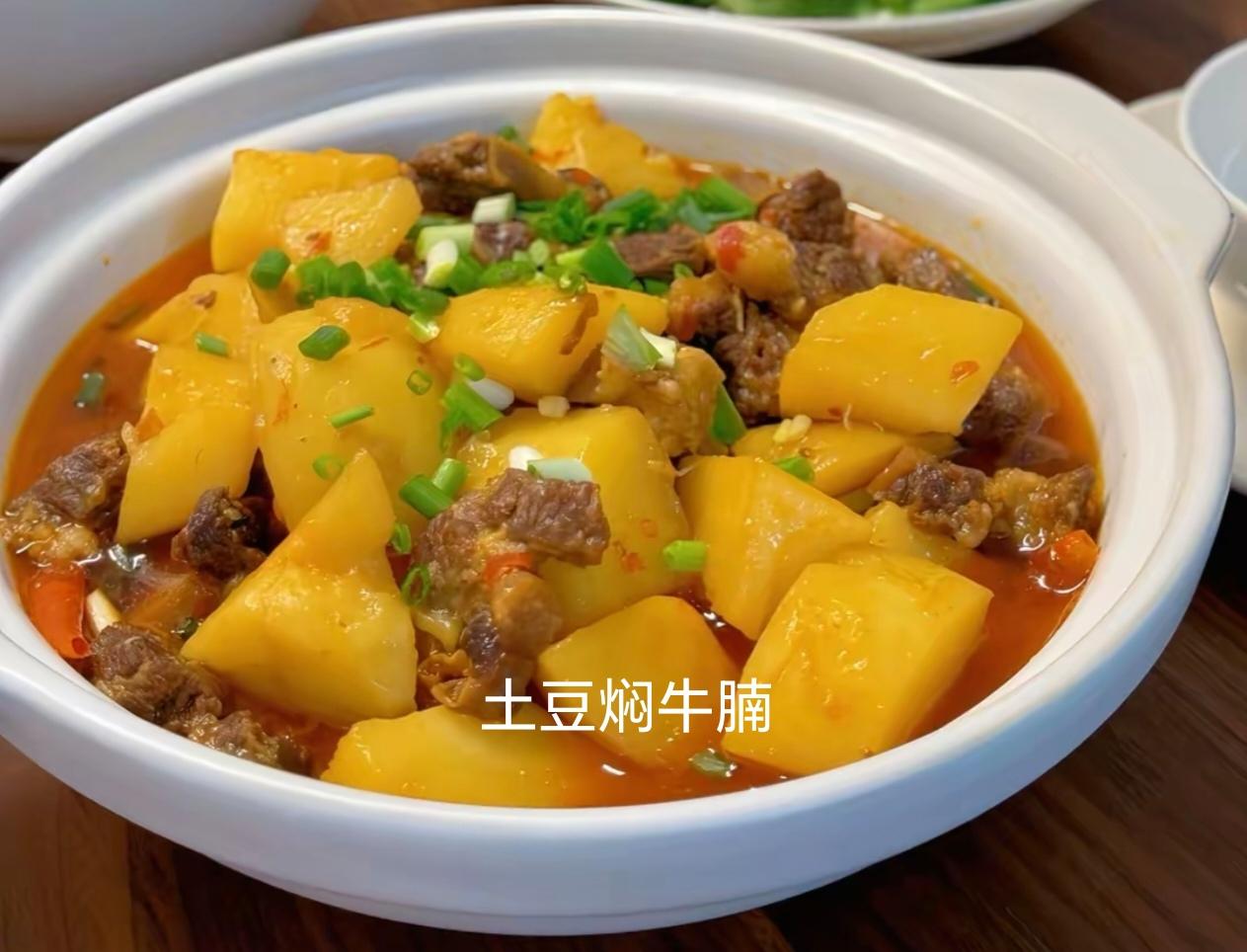 闺蜜儿子成功考上河南警察学院，特意在家设宴招待我们一众好友。

还请来大厨做了满