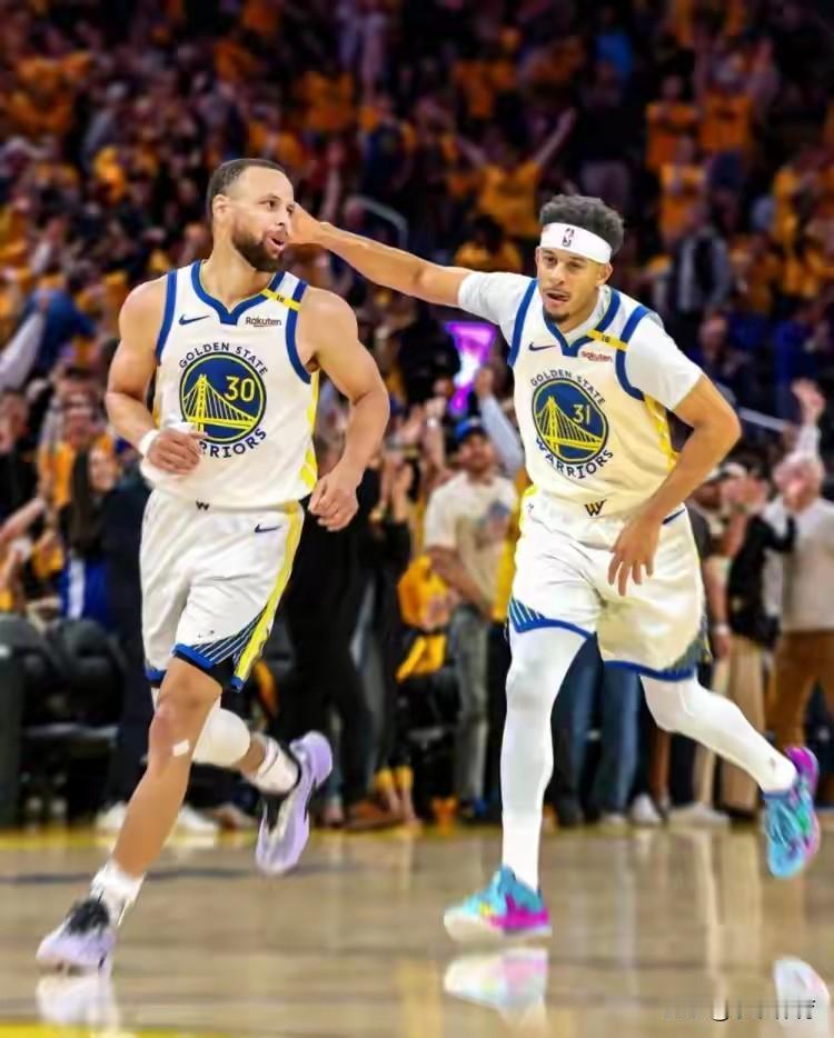 库里不打弟弟顶上，勇士主场迎战雷霆
北京时间12月3日中午12点，勇士主场迎战雷