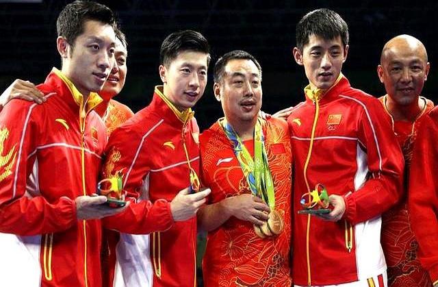 6位国乒名将与名帅同框：我认出了龙姿凤表的马龙，目光如炬的许昕，头发覆额的张继科